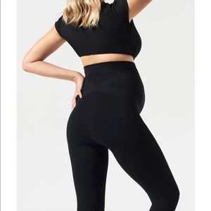 NWT Blanqi Maternity a leggings Large